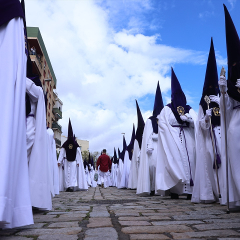 Los nazarenos de la Hermandad de San Benito saliendo del templo tras la suspensión de la Estación de Penitencia por la lluvia, en la Semana Santa de Sevilla 2022.