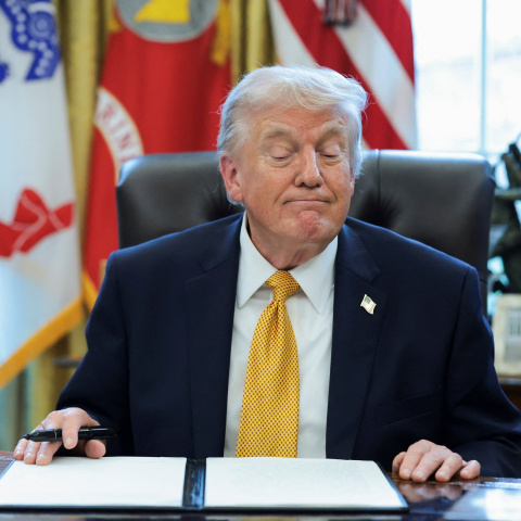 El presidente de EEUU, Donal Trump, en el Despacho Oval de la Casa Blanca, para la firma de una de sus órdenes ejecutivas. El presidente de EEUU, Donal Trump, en el Despacho Oval de la Casa Blanca, para la firma de una de sus órdenes ejecutivas.