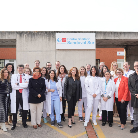 La consejera de Sanidad, Fátima Matute, en el centro, rodeada del personal del centro Sandoval Sur, el día de su inauguración, el 26 de noviembre de 2024.