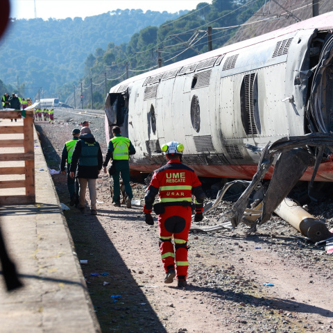 Un agente de la Unidad Militar de Emergencias (UME) trabaja en el lugar del accidente de Adamuz.