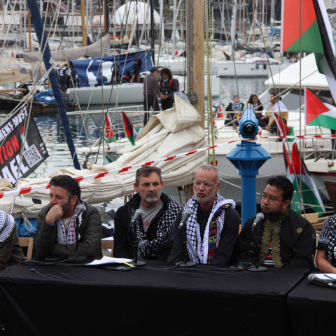 Diversos membres de la Global Sumud Flotilla durant la roda de premsa prèvia a la sortida de la seva segona expedició que finalment s'ha ajornat per qüestions meteorològiques.