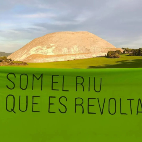 Una pancarta amb la muntanya de sal de l'empresa ILC al Bages de fons