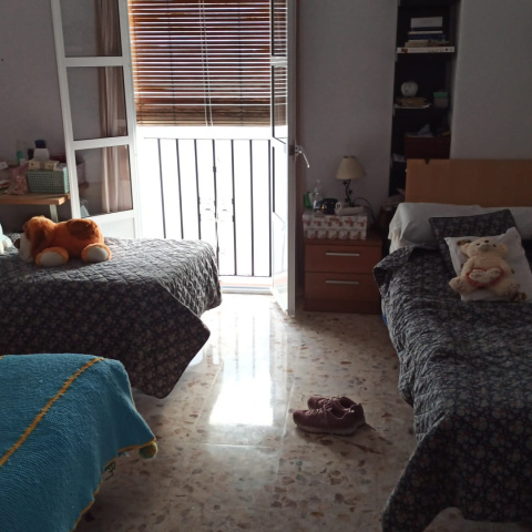 Imagen de una habitación de la Junta en Cádiz en la que tienen que dormir tres personas con problemas de salud mental.
