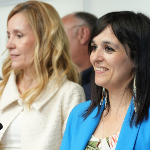 La líder d'Aliança Catalana, Sílvia Orriols, al costat de l'alcaldable del partit a Berga, Judit Vinyes.