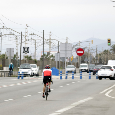 Un ciclista travessa l'N-II al seu pas pel Maresme