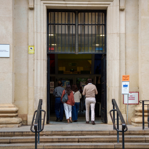 Contribuyentes en la sede de la Delegación Especial de la Agencia Tributaria en Sevilla.