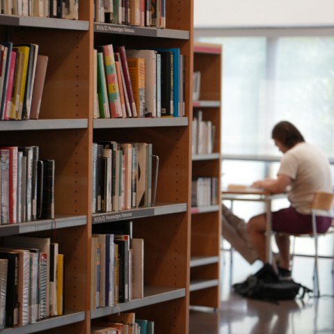 Una persona llegint a la biblioteca Jaume Fuster de Barcelona