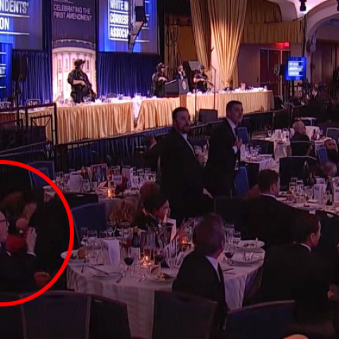 El hombre que siguió cenando durante el tiroteo en la cena de corresponsales de la Casa Blanca.