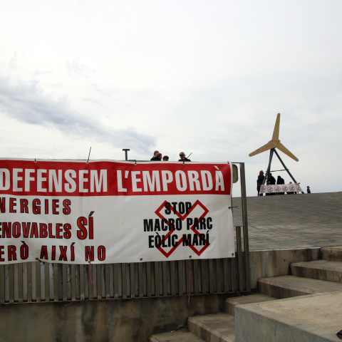 Un cartell en contra del Macroparc Eòlic Marí a Roses en una imatge d'arxiu