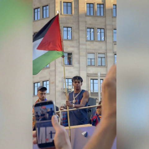 El delantero del Barcelona Lamine Yamal ondeando la bandera palestina.