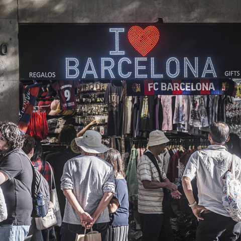 Turistes davant d'una botiga de souvenirs a Barcelona
