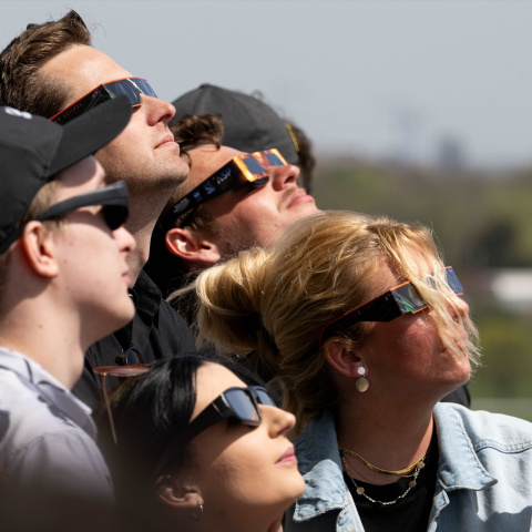 Personas contemplando un eclipse en Indianápolis.