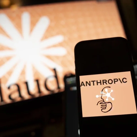Un teléfono con el logotipo de la compañía de inteligencia artificial Anthropic. Un teléfono con el logotipo de la compañía de inteligencia artificial Anthropic.