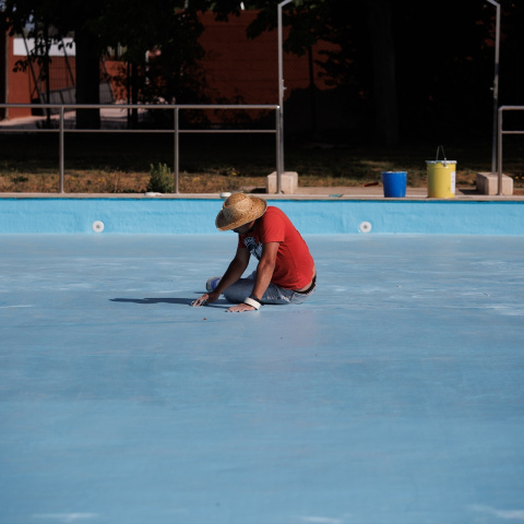 Un técnico de mantenimiento realiza trabajos de acondicionamiento en una piscina, en una imagen de archivo.