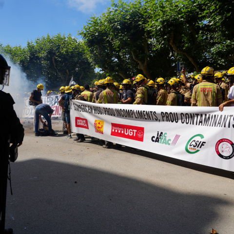 Bombers de la Generalitat es manifesten davant el Parlament