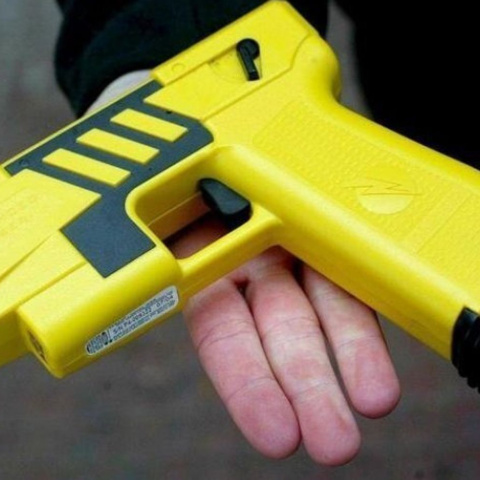 Taser EFE Un hombre enseña una pistola taser en una foto de archivo.