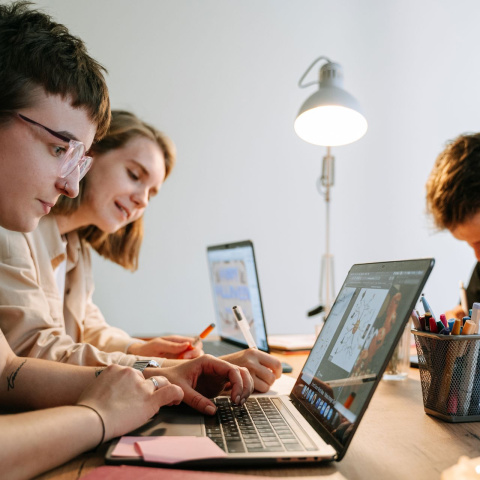 Jóvenes trabajando en una oficina