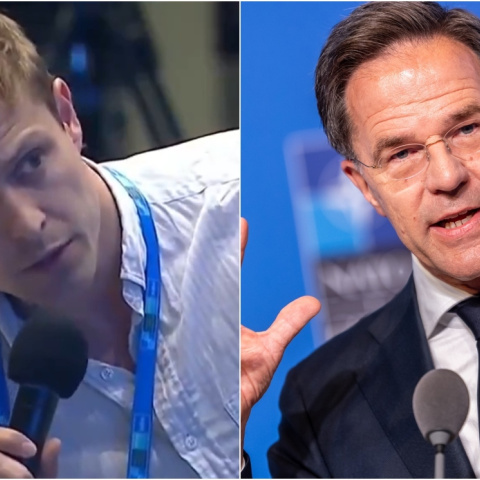 El periodista danés Rasmus Svaneborg (izqda.) y el secretario general de la OTAN, Mark Rutte (dcha.)