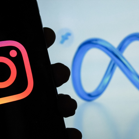 El logo de Instagram en un móvil y el logo de Meta en el fondo, en una imagen de archivo. El logo de Instagram en un móvil y el logo de Meta en el fondo, en una imagen de archivo.