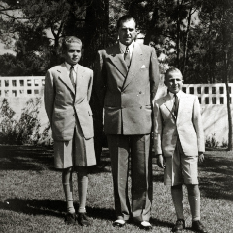Juan de Borbón junto con sus hijos Juan Carlos (izquierda) y Alfonso (derecha). Juan de Borbón junto con sus hijos Juan Carlos (izquierda) y Alfonso (derecha).