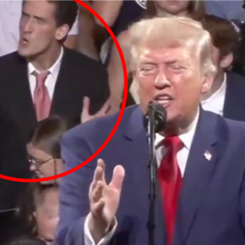 Un espectador imita a Trump en un mitin.