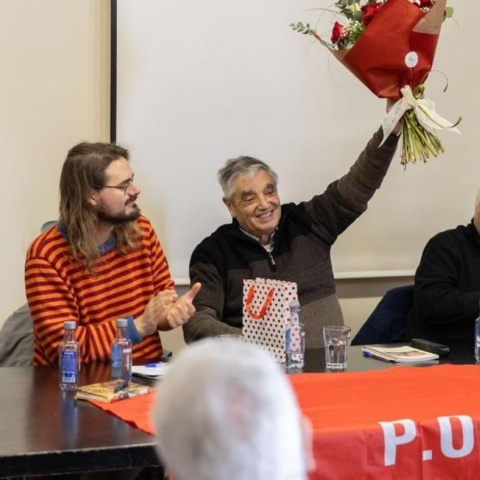 Pepe Gutiérrez, amb un ram de flors a la mà, en una imatge cedida.