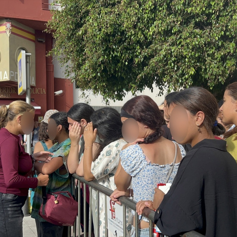 Niños y niñas esperan a las puertas de la Jefatura Superior de Policía de Ceuta para que les registren, a 7 de agosto de 2026, en Ceuta (España). Centenares de menores de edad hacen cola a la espera de cumplir con los trámites burocráticos que les permitan quedar a la tutela de la Administración local.Gabriela Sardá Núñez / Europa Press07 AGOSTO 2026 CRISIS MIGRATORIA;MENAS;PIXELADA07/8/2026