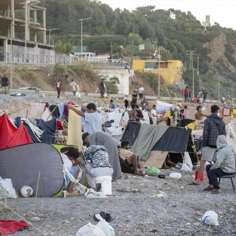 Personas en la Playa del Trampolín de Ceuta, este viernes.