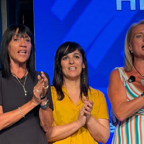Meritxell Feliu, a la dreta de la imatge, al costat de la presidenta d'Aliança Catalana, Sílvia Orriols, en un acte a Lleida.