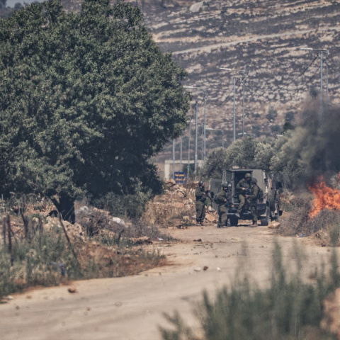 Soldados israelíes durante un ataque de colonos israelíes en Cisjordania, a 26 de junio de 2025.