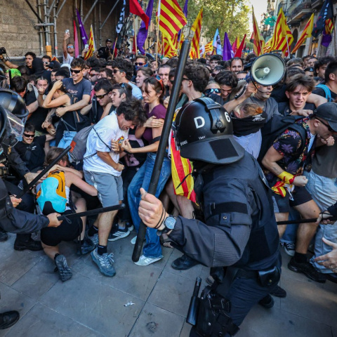 Antiavalots dels Mossos carreguen contra manifestants antifeixistes al Fossar de les Moreres.