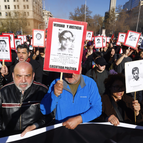 Integrantes de organizaciones sociales y de derechos humanos asisten a la conmemoración de los 53 años del golpe de estado este domingo, en Santiago de Chile. Integrantes de organizaciones sociales y de derechos humanos asisten a la conmemoración de los 53 años del golpe de estado este domingo, en Santiago de Chile.