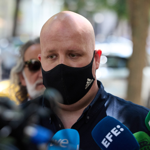 Álvaro Romillo, alias 'CryptoSpain', ofrece declaraciones a la prensa al salir de declarar en el Tribunal Supremo, a 11 de julio de 2025.