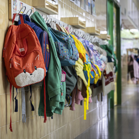 Los pasillos llenos de mochilas en los colegios en el comienzo del curso escolar 2026-2027 en los colegios públicos y centros de Infantil.