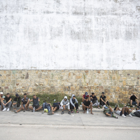 Migrantes esperan frente al nuevo centro de acogida de Los Rosales, a 14 de septiembre de 2026.