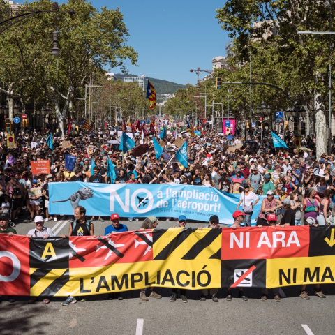 Capçalera de la manifestació contra l'ampliació de l'aeroport que s'ha fet aquest diumenge a Barcelona