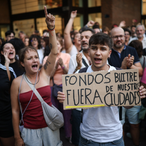 Miles de personas se concentraron este miércoles frente al ático de Chamberí tras el desahucio de Maricarmen. Miles de personas se concentraron este miércoles frente al ático de Chamberí tras el desahucio de Maricarmen.