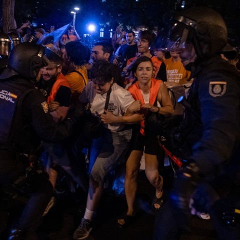 Decenas de personas frente a varios agentes de Policía Nacional durante una concentración frente al ático de Chamberí tras el desahucio de Maricarmen, a 23 de septiembre de 2026. Decenas de personas frente a varios agentes de Policía Nacional durante una concentración frente al ático de Chamberí tras el desahucio de Maricarmen, a 23 de septiembre de 2026.