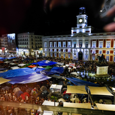Cientos de acampados en la Puerta del Sol contra el desahucio de Maricarmen. Cientos de acampados en la Puerta del Sol contra el desahucio de Maricarmen. Borja Sánchez-Trillo