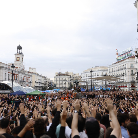 Vista de la Puerta del Sol donde unas mil personas llevan acampadas ya tres noches en protesta por la situación de la vivienda Vista de la Puerta del Sol donde unas mil personas llevan acampadas ya tres noches en protesta por la situación de la vivienda