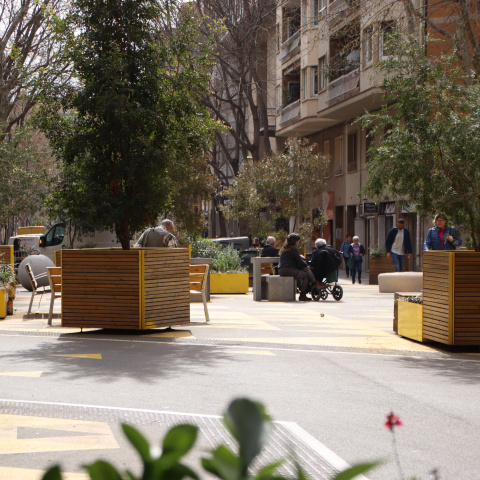 Diverses persones en un dels espais de la superilla de Sant Antoni, a la ciutat de Barcelona