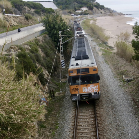 Un tren de Rodalies de la línia R1 circula pel Maresme, en una imatge d'arxiu. 01/02/2026 Un tren de Rodalies de la línia R1 circula pel Maresme, en una imatge d'arxiu.