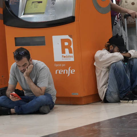 Gent esperant la represa del servei de Rodalies a l'estació de Sants Gent esperant la represa del servei de Rodalies a l'estació de Sants