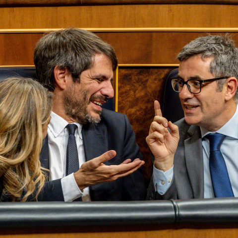 Ernest Urtasun y Félix Bolaños conversan junto a Yolanda Díaz, durante una sesión plenaria en octubre.
