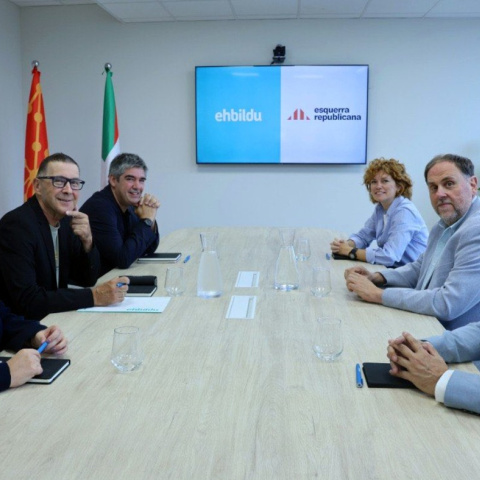 Imatge d'una reunió entre dirigents d'EH Bildu i ERC.