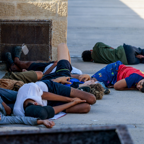 Menores duermen en las inmediaciones del recinto amurallado, cerca del puerto comercial de Melilla.