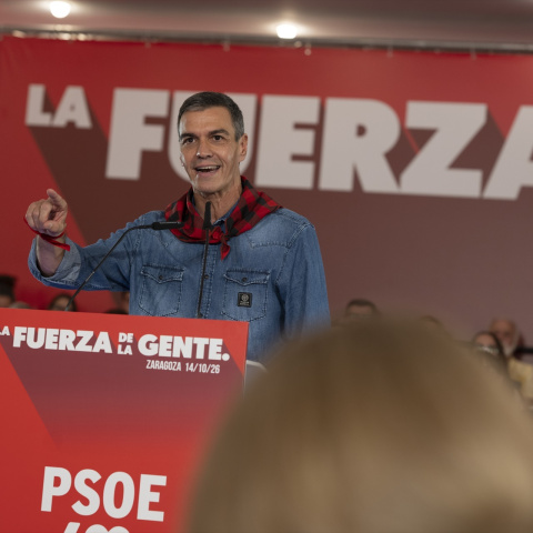 El secretario general del PSOE y presidente del Gobierno, Pedro Sánchez, interviene durante un acto de los socialistas aragoneses, en el Hotel Iberus, a 14 de octubre de 2026