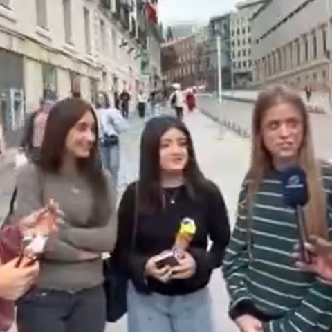 Bertrand Ndongo siendo humillado fuertemente por una joven estudiante.