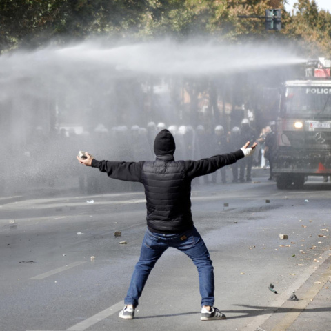 Un manifestante se enfrenta a la policía antidisturbios durante una manifestación estudiantil en Tirana, Albania, a 15 de octubre de 2026.
