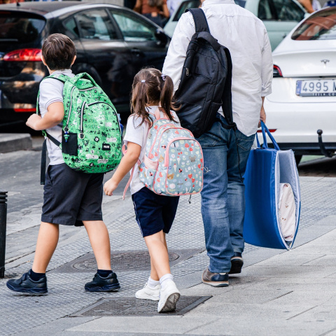 Varios niños de camino a la escuela en Madrid (España).